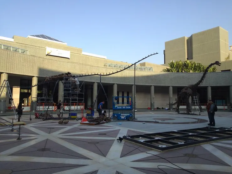 左邊是劉家峽黃河巨龍的鐵架