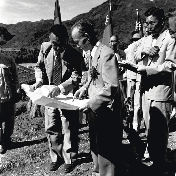 圖6 副總統陳誠於開工典禮視察石門水庫工地 案名：早期臺灣農家生活 檔號：0044/BN92/1 來源機關：行政院新聞局 管有機關：國家發展委員會檔案管理局