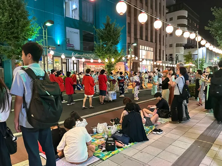 許多居民在還沒開始前就拿野餐墊在路旁佔位，才能看到最佳視野