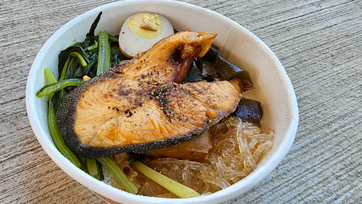 儒儒買給我的鮭魚便當超好吃!