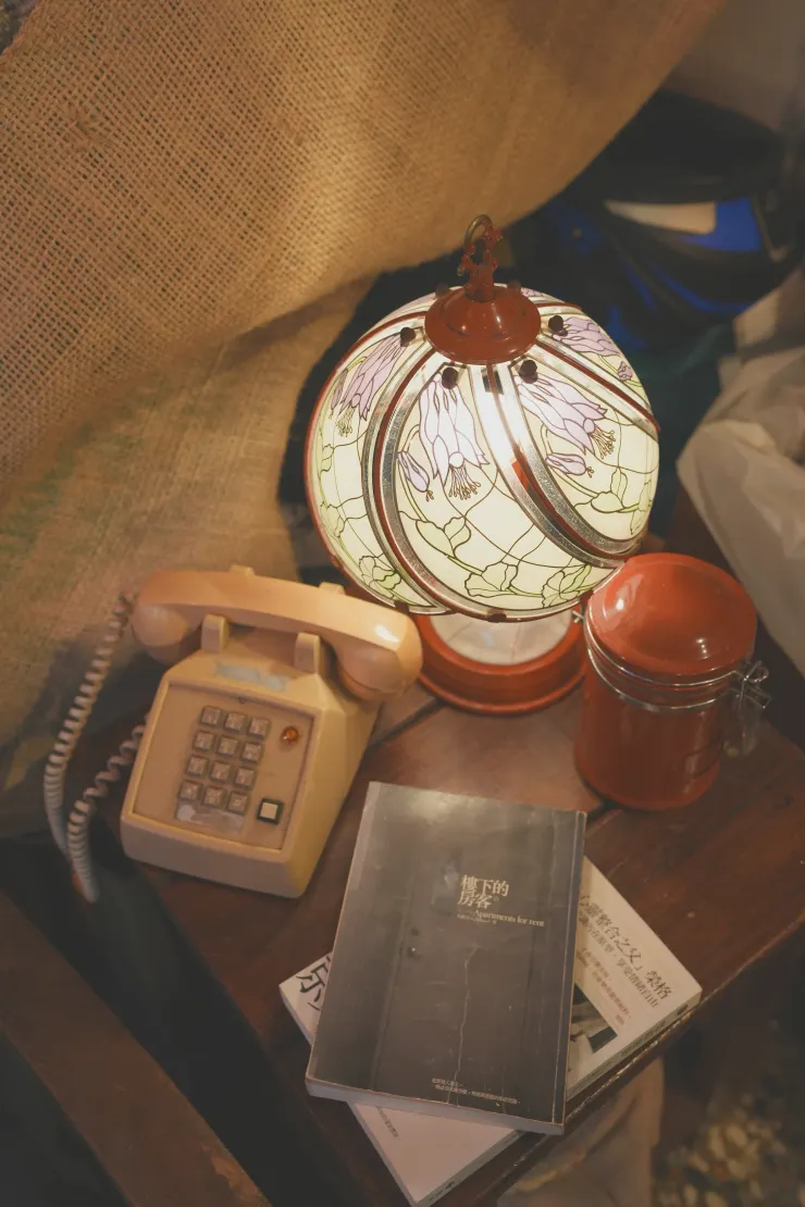 原貌呈現的老件設備，猶如在商場上豪邁大哭的孩子般赤裸。