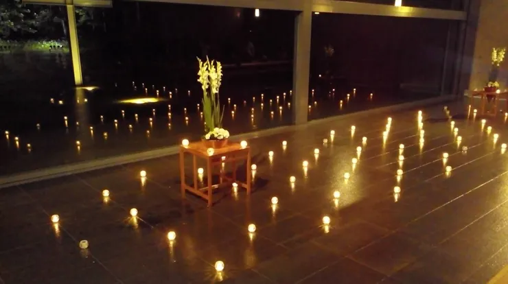 Tomamu 水の教会使用簡單的水、綠、光元素，融合出沉靜、謙卑氛圍空間。