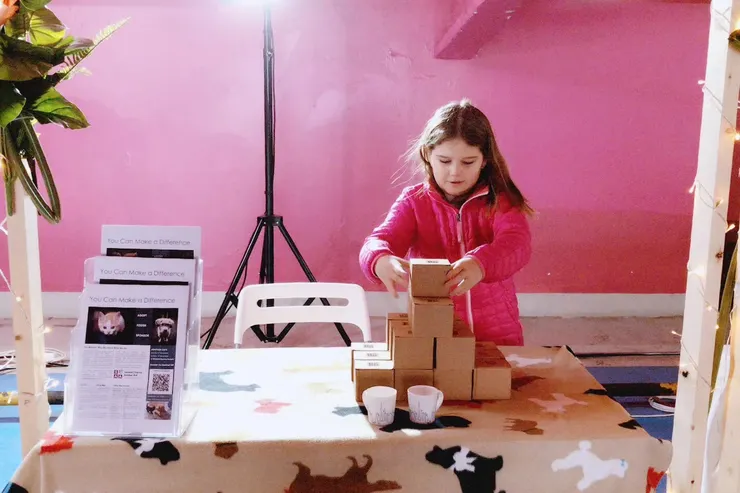 在上海街頭，歐洲女孩擺起公益攤位，微笑傳遞善意。 城市不只有繁華，還有人與人之間流動的溫柔與愛心。