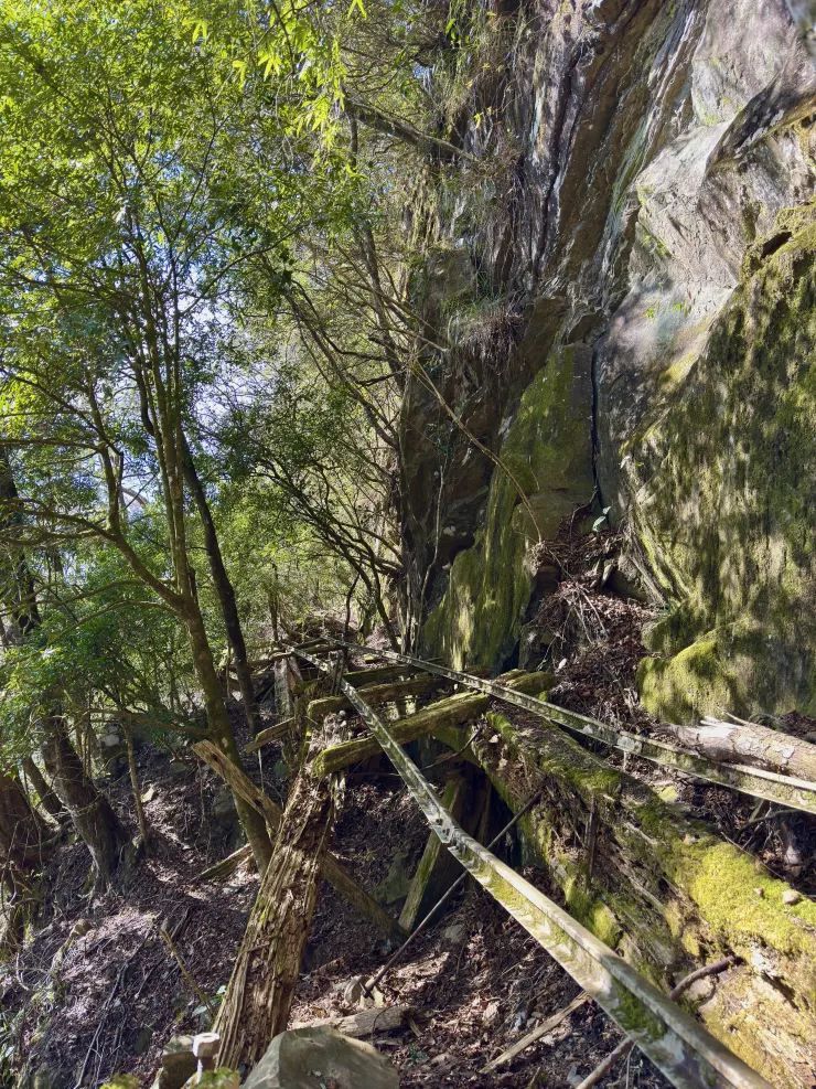 鐵道沿著山壁而行