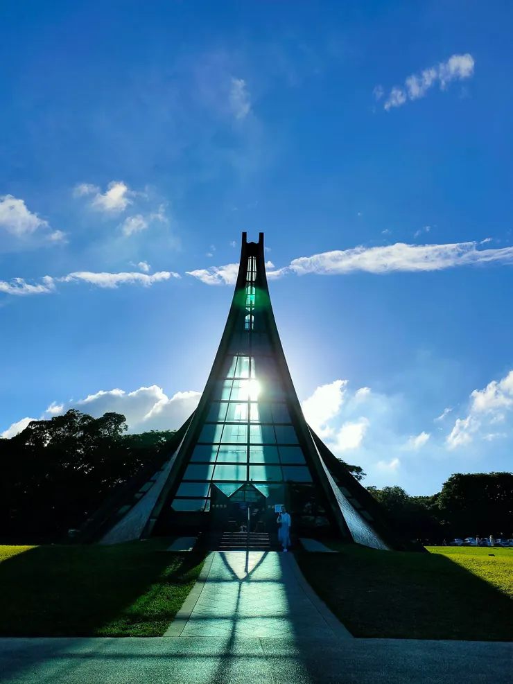 夕陽穿透屋頂，教堂呈現寧靜聖潔的氛圍。台灣的那些雞毛蒜皮&nbsp;&nbsp;攝