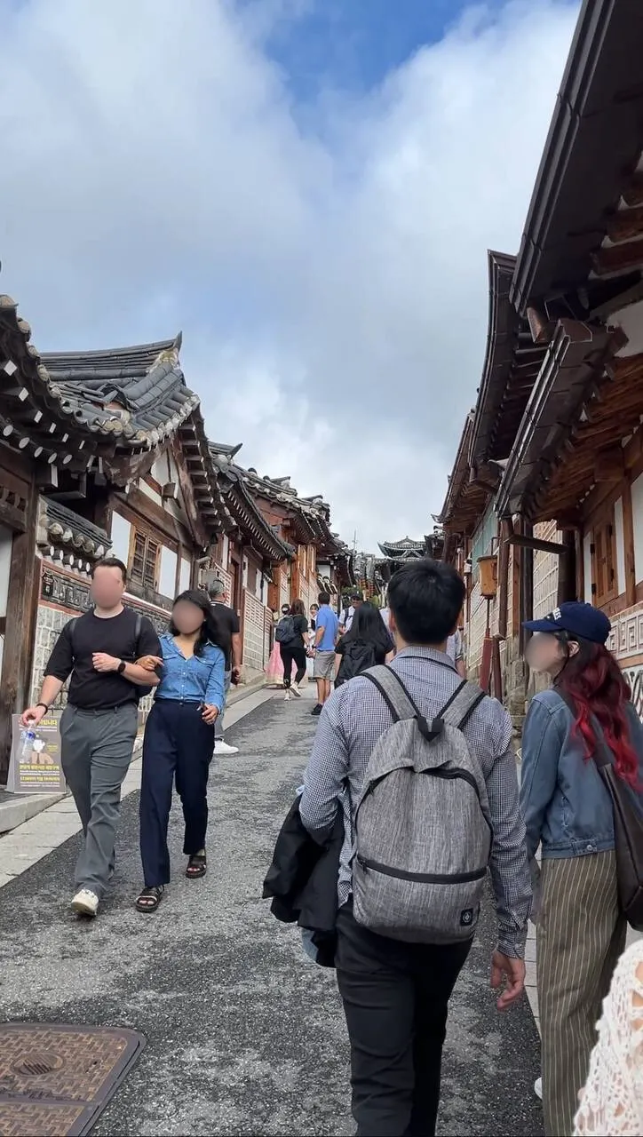 首爾必訪的北村韓屋村內有許多坡道，可預留2-3小時和長輩一起慢慢逛。