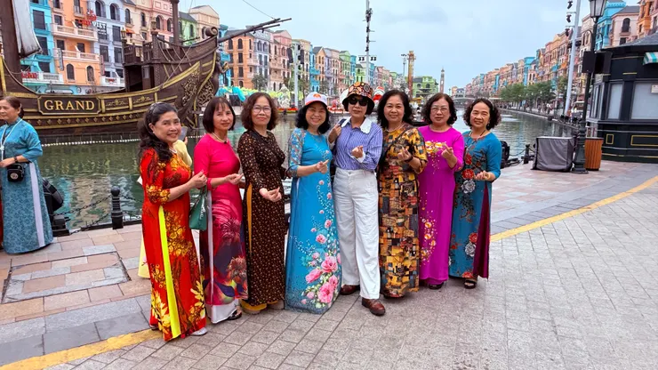 與當地貴婦團合影