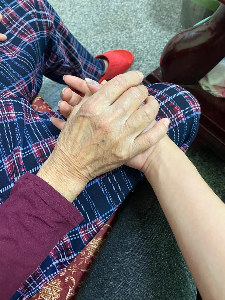 最喜歡牽奶奶的手👵