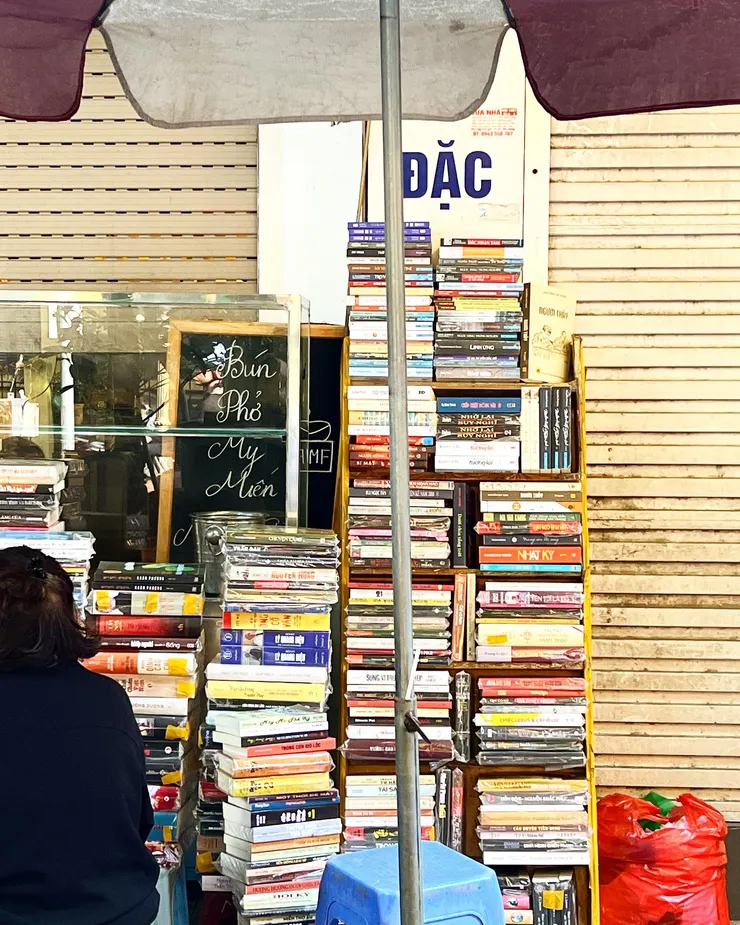 河內街頭路邊書攤