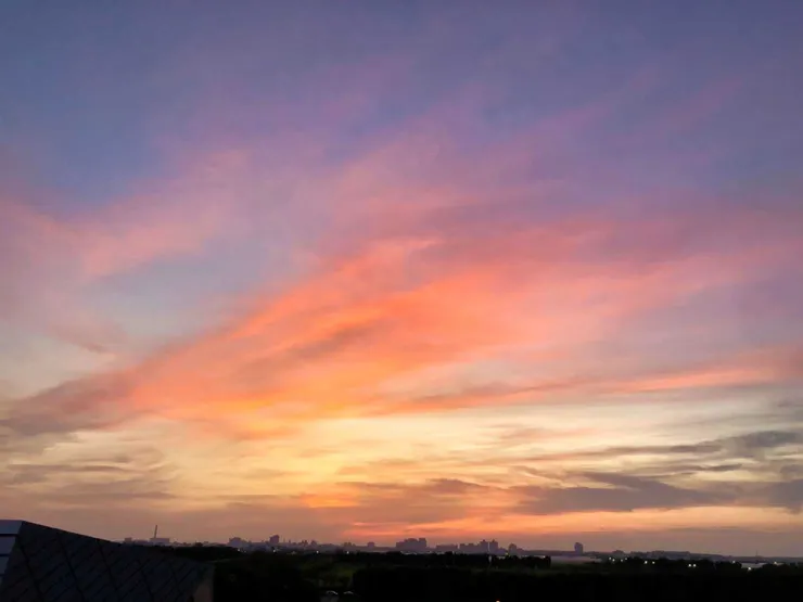 天邊繽紛的雲彩是晚霞的衣裳