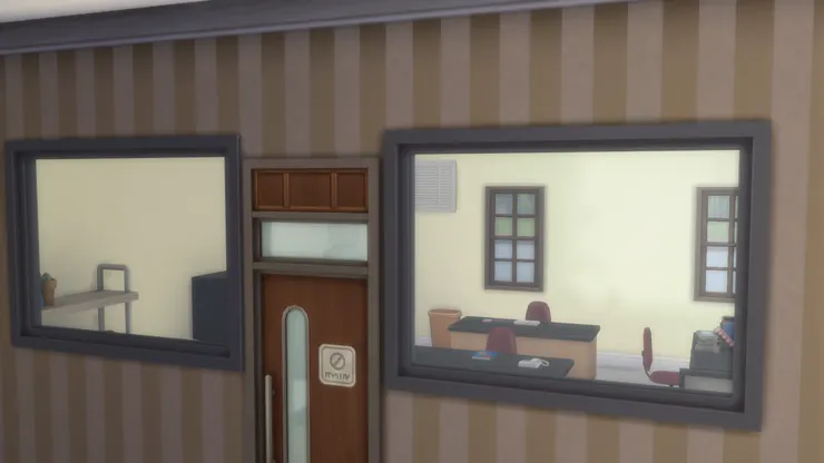 老師從哪一扇門進去都可以，不一定使用接近自己座位的門。