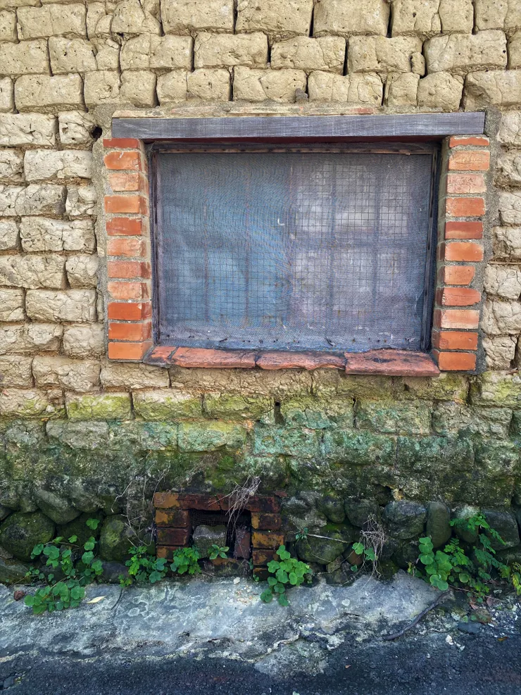 中崙路上的土角厝，基座為石砌、窗框以紅磚、木條加固