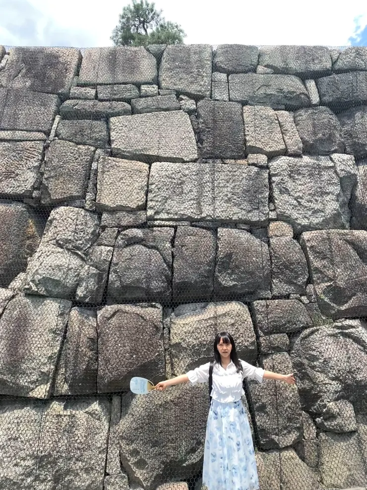 石頭比人大 太陽也很大