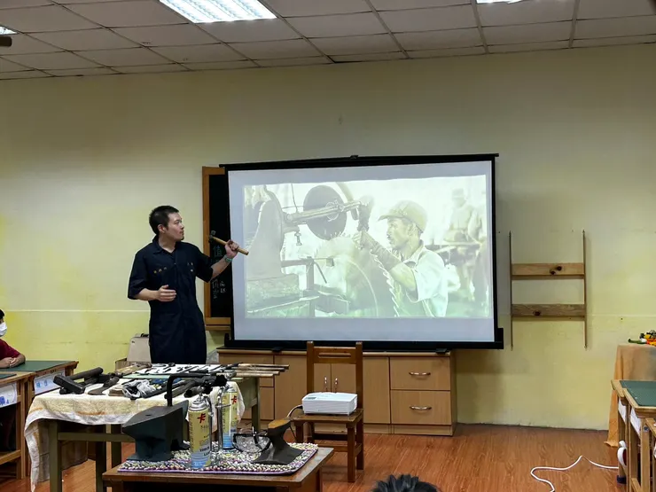 講歷史時還好有加上很多互動提問，孩子們的回饋熱烈