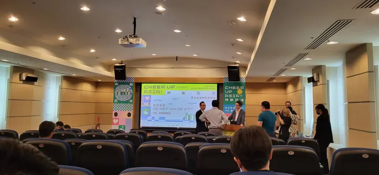 我應該要座前排一點的w，因為簡報字好小