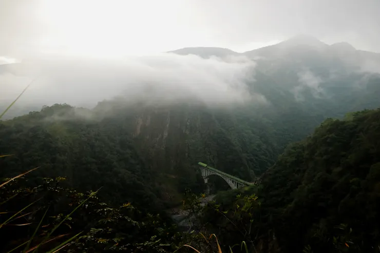 林道間可眺望武界引水道（大跨度的SRC 拱肋輸水鋼管拱橋橫跨濁水溪，將栗栖溪的水送往武界壩，是南投縣仁愛鄉法治村的新地標）。