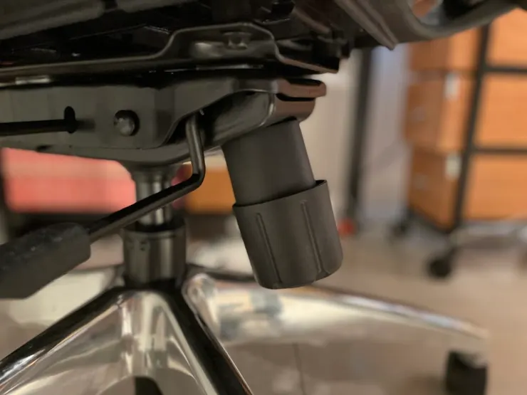 Kabuto 座椅下的旋鈕,可以調整椅背鬆緊。調緊椅背會更硬挺,反之椅背會更容易後躺