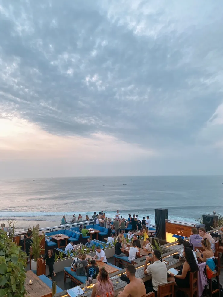 這種海邊夕陽景觀餐廳的chill vibe真的就是烏布沒有的