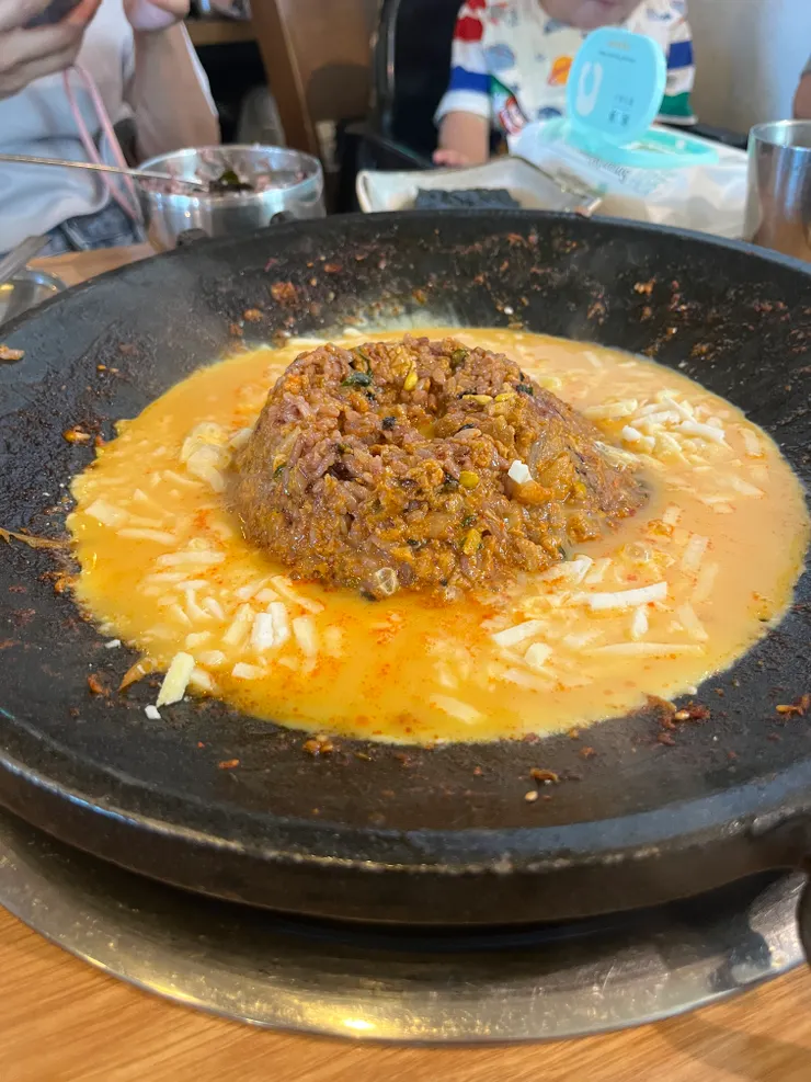 吃到一半後，店員將剩下的肉做成炒飯