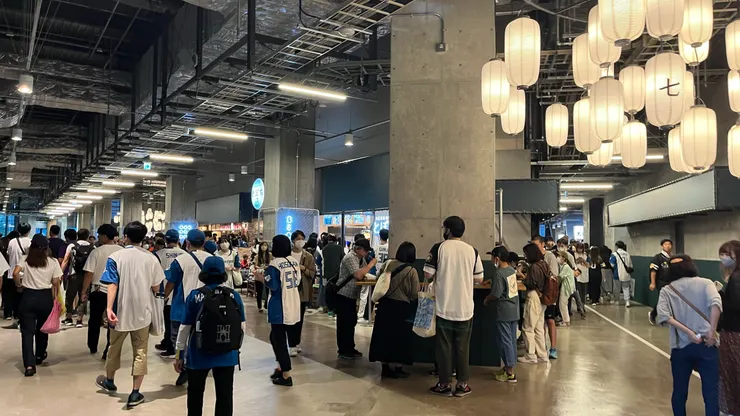 球賽開打前也是滿滿的人。