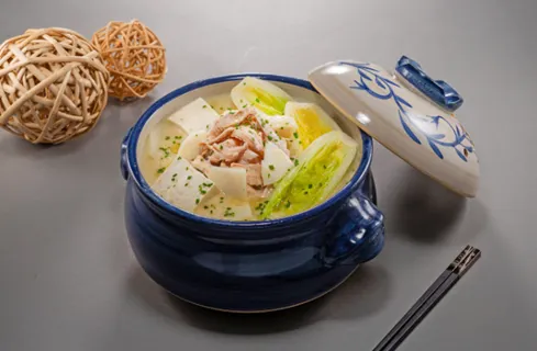 ▲多人用餐非常推薦點八粵人氣招牌湯品「砂鍋土雞湯」，經過長時間慢火熬煮，釋放出豐富膠質，湯頭濃白，滋味醇厚。