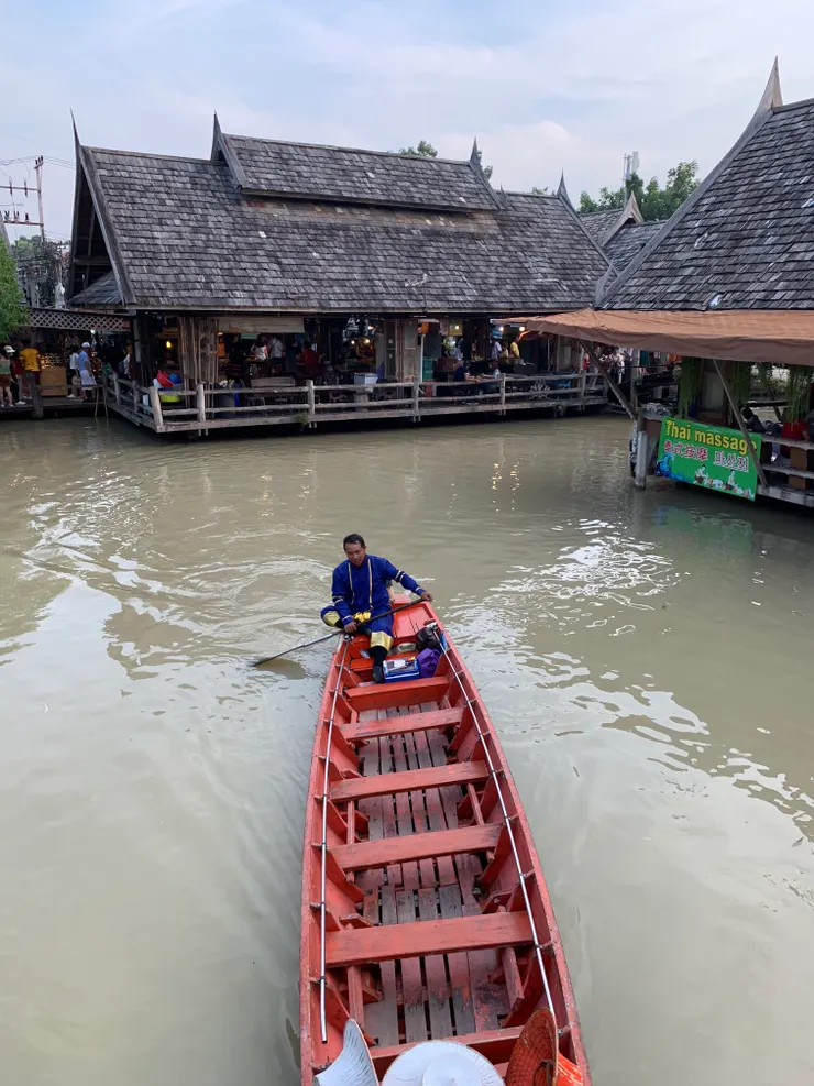 這裡也可以體驗搭船遊水上市場喔