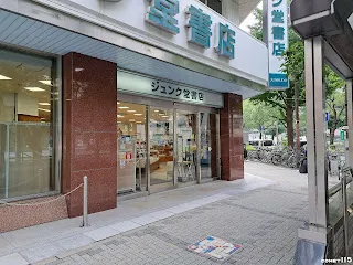 凜在上班時巡視的書店是以淳久堂為樣板