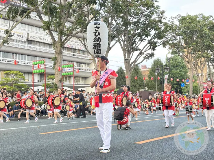 三颯舞祭遊行年齡層非常廣，幼兒園鼓隊也是隊伍之一