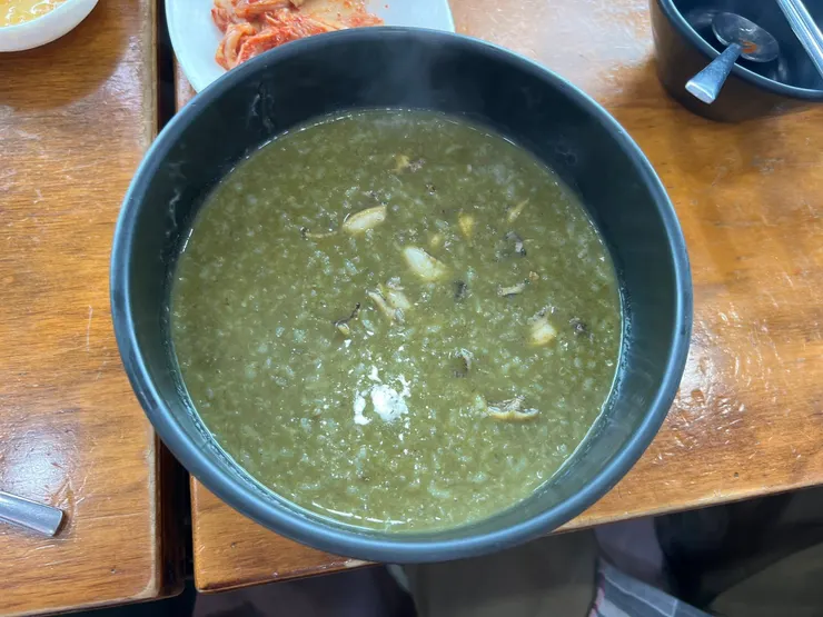 鮑魚粥顏色綠綠的, 吃得到鮑魚切絲, 可能還加了海藻一起熬煮。