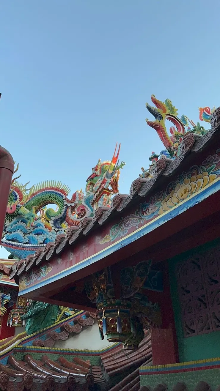 屋脊上交趾陶及剪黏工藝（圖片截圖於網路）