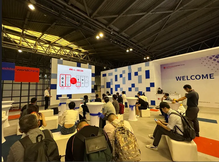 開放式空間舉辦的創新技術及應用發展論壇