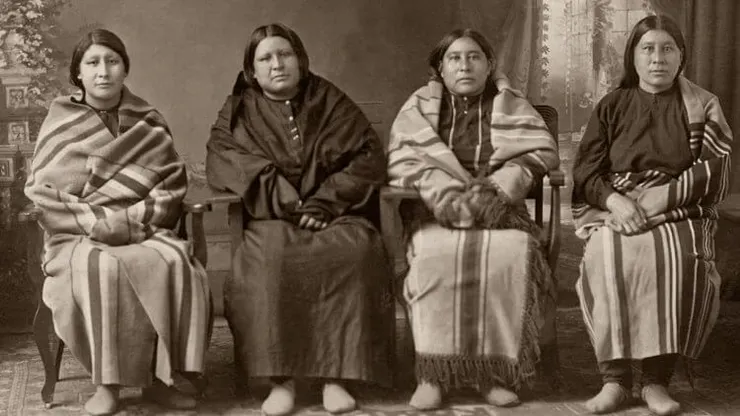 莫莉和她的姊妹。圖左至右依序是麗塔、安娜、莫莉和米妮。(出自歐塞奇國博物館)
