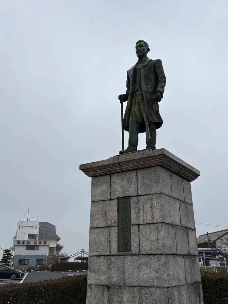 振興淡路島產業的功臣——岩田康郎，為了減緩淡路島人口外移，岩田將牛乳/乳製品、洋蔥、觀光產業三者結合，使當地人能透過在地農產形成獨特的產業鏈。