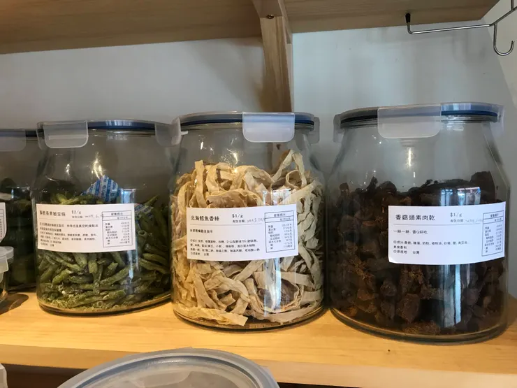 接著看到乾糧的部分,酥脆長青敏豆條、北海鱈魚香絲、香菇頭素肉乾等等。