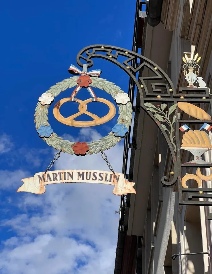 一看就知道店裏有賣8字結麵包