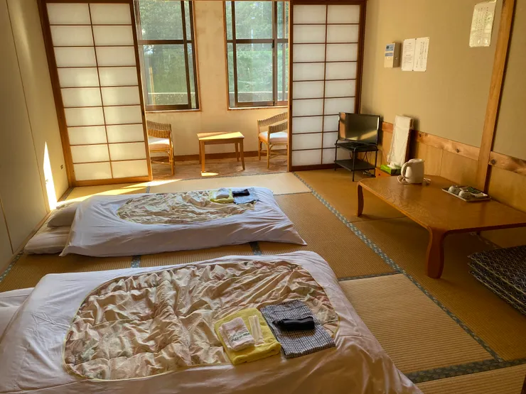 房間算是很大，跟一般溫泉旅館的配置有點像。但要投幣才有冷氣吹這件事非常學校宿舍感（笑）