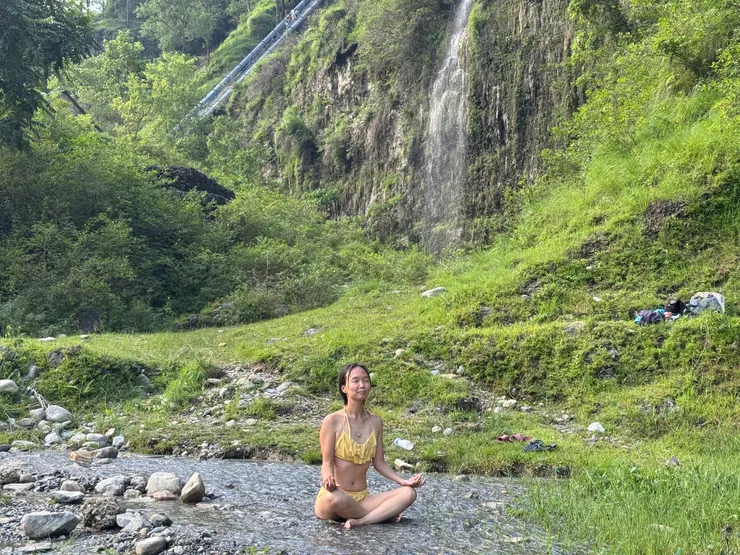 在瀑布下修行的旅伴