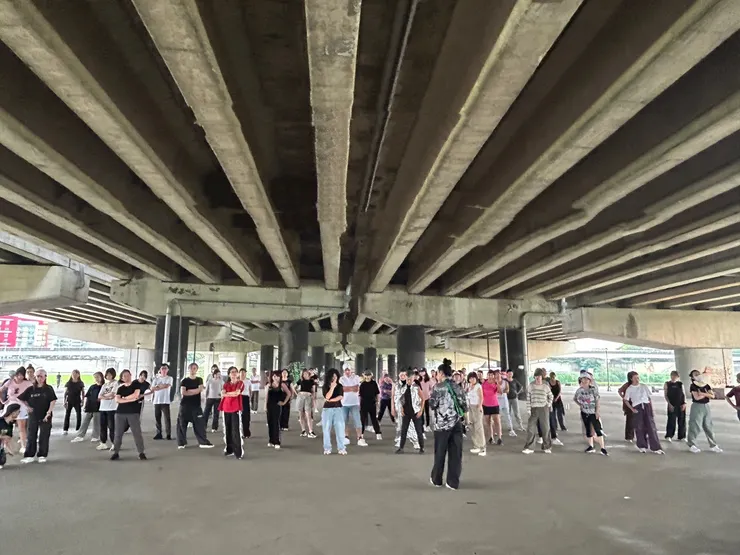 正式拍攝前全體學員在現場總彩排畫面