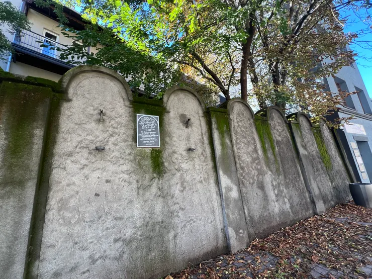 酷似墓碑的圍墻