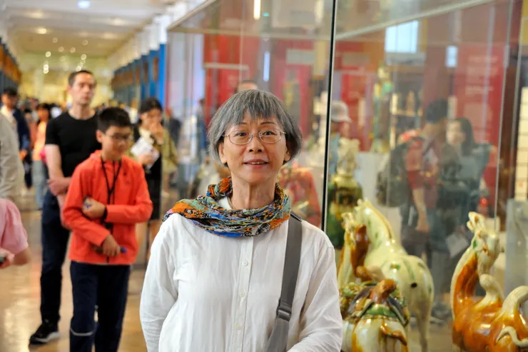 【老妻在唐三彩櫥窗旁】