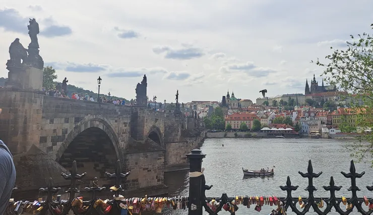 經歷風霜的聖者古橋...依然是遊客最愛景點...到哪都有愛情鎖橋..也太莫名其妙