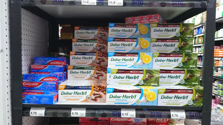 商場貨架上的阿拉克樹口味牙膏。Photo: Zora @ Thuwal, Saudi. Jan 16, 2025.