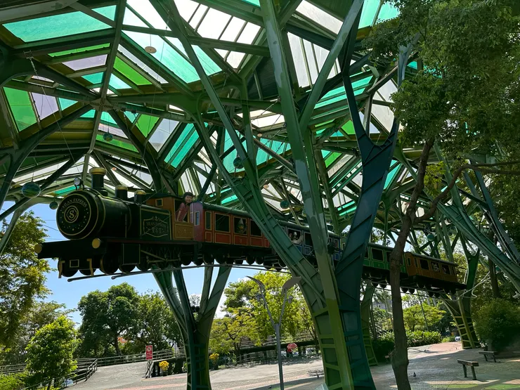 站前廣場有火車雕塑