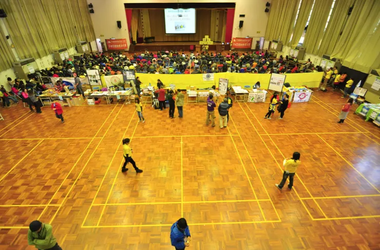 所有參與者都在前場，如何快速移動人，並且排字，就是一大挑戰