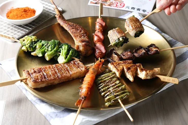 圖說：精選9種高蛋白低負擔的串燒一次滿足，享受美食還能做公益。（資料來源：焦糖楓）