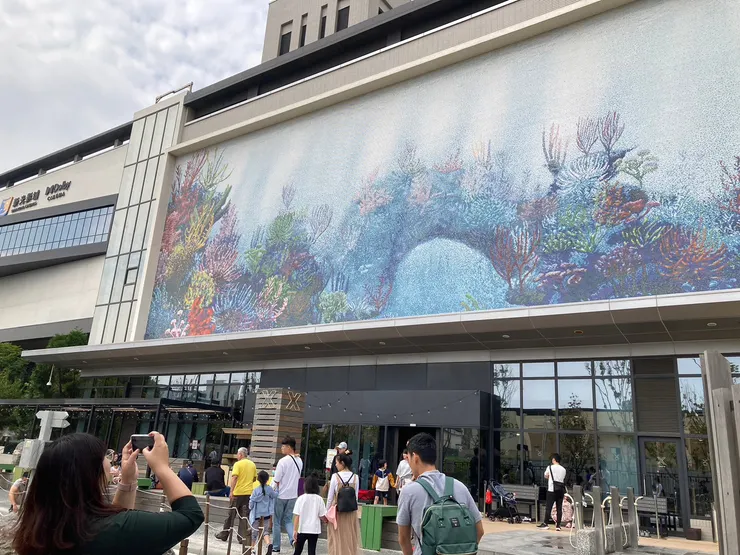 外牆看得到大片的海洋壁畫