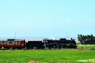 DT668蒸汽機車專列通過白沙屯南邊的海岸線