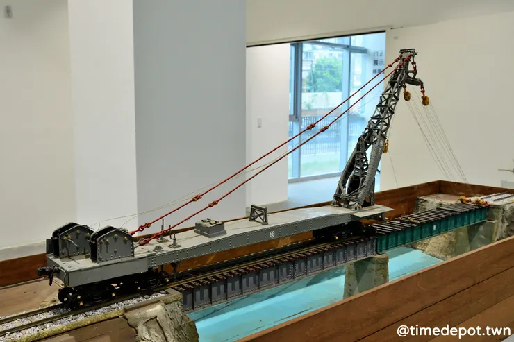 在公路不發達的時代，抽換鋼梁也要出動鐵路吊車。模型本身也頗有年代感。