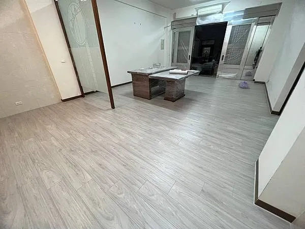 邊條顏色完美對應地板，收邊收得美美的，完全不突兀。