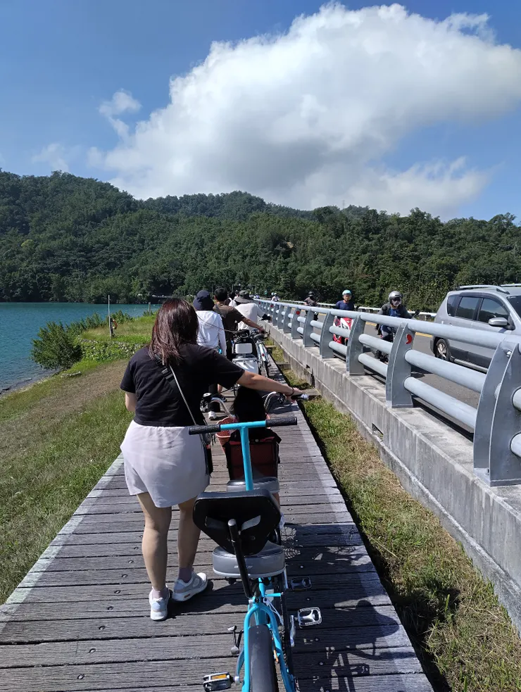 木棧道要用牽的過去